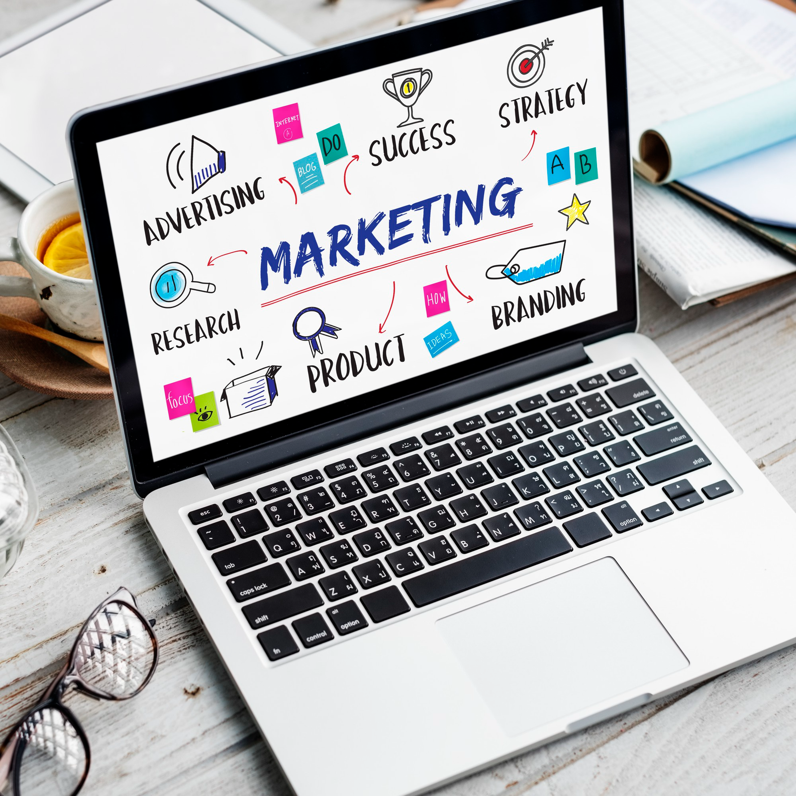 Laptop con conceptos de marketing, branding y estrategia digital